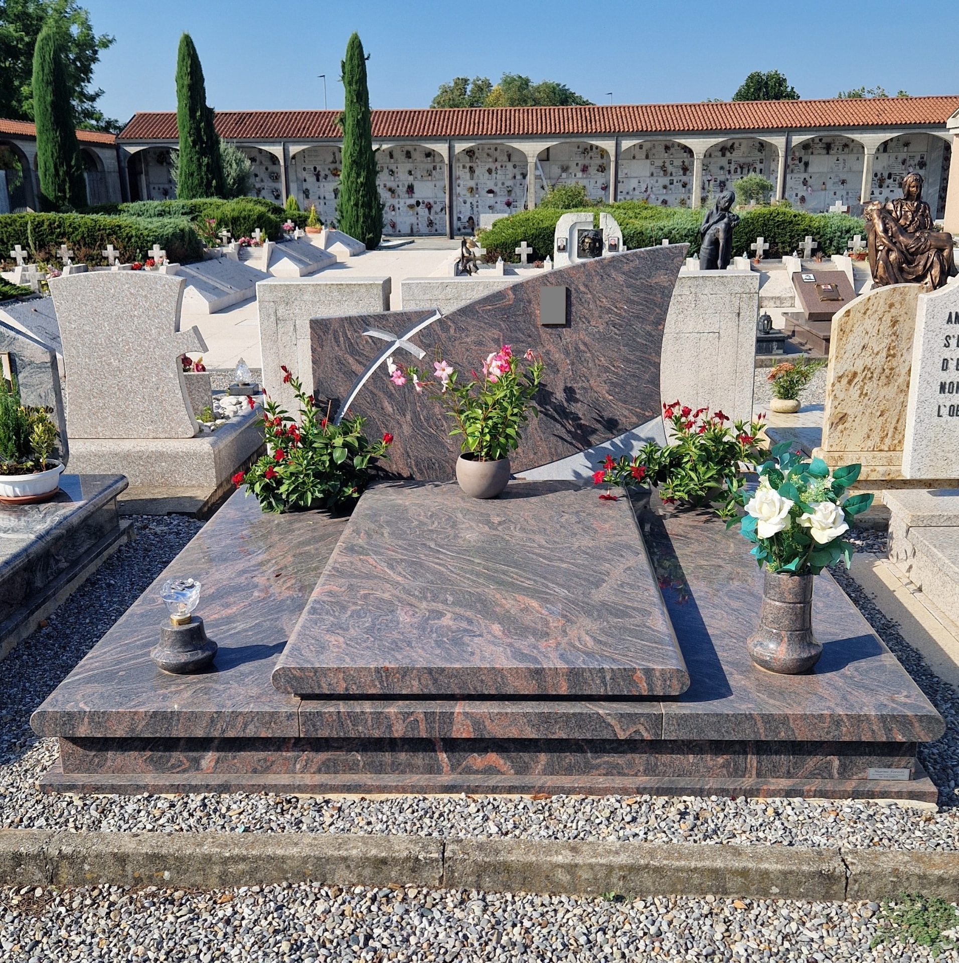 Tombe e campi comuni in marmo a Bergamo